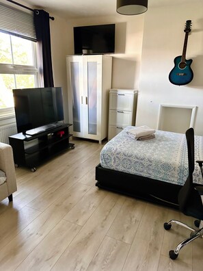 1 slaapkamer, een strijkplank/strijkijzer, wifi