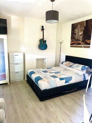 1 bedroom, iron/ironing board, WiFi - Bright and comfortable apartment located in the heart of London. (London)