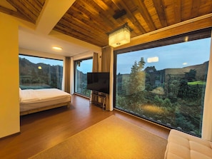 Cortinas blackout, wifi gratis y ropa de cama 