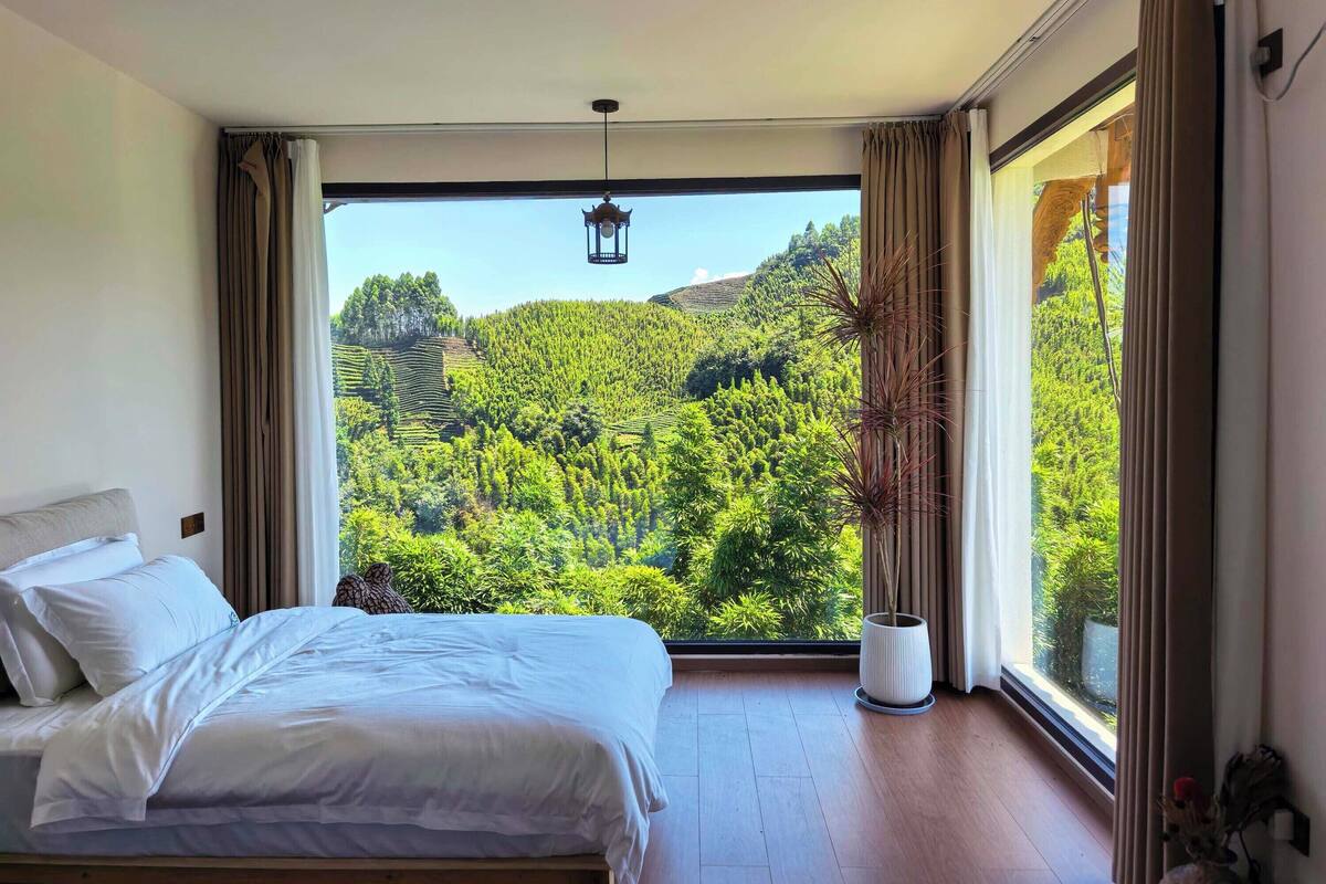 Quarto casal superior, vista para a colina | Cortinas blackout, Wi-Fi de cortesia, roupa de cama