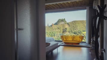 Cortinas blackout, wifi gratis y ropa de cama