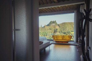 Phòng đôi Senior, quang cảnh đồi núi | Màn/rèm cản sáng, truy cập Internet không dây miễn phí, bộ trải giường