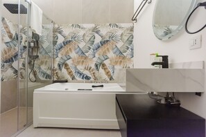 Dutxa, banyera d'hidromassatge, assecador de cabells i bidet 