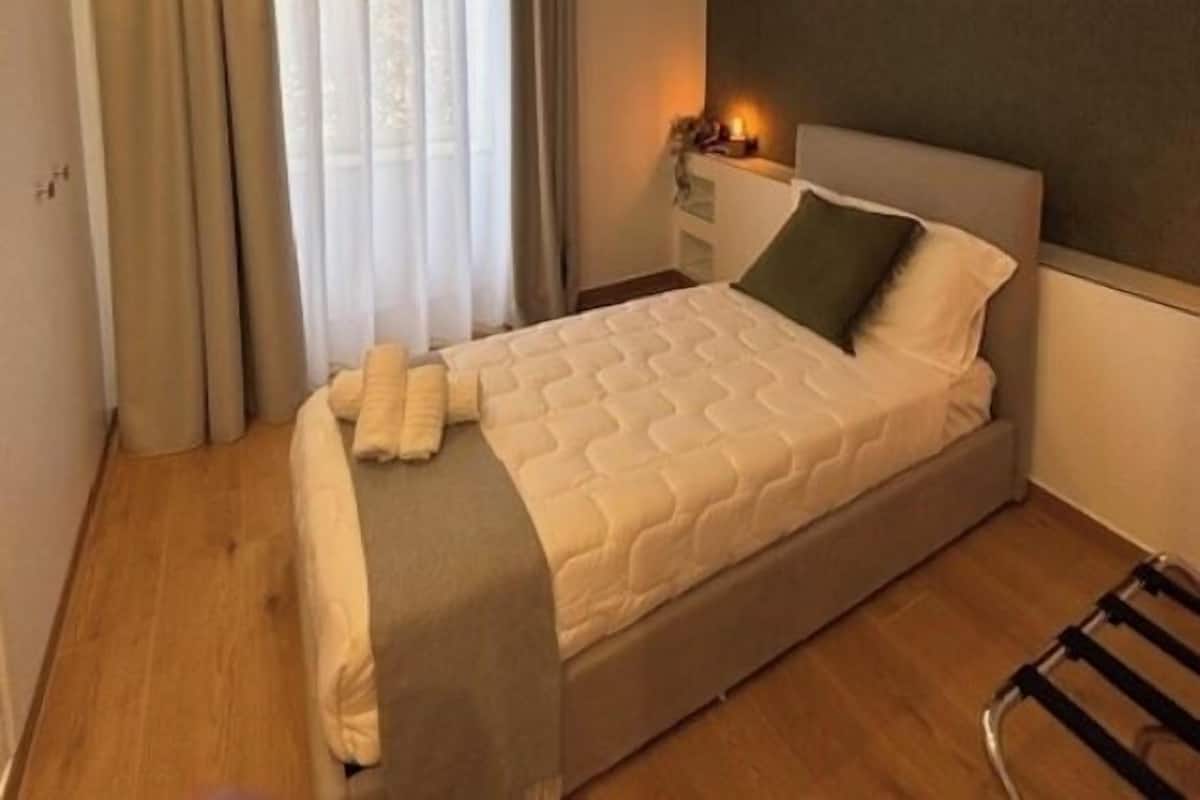 Quarto solteiro clássico | Cofres nos quartos, cortinas blackout, ferros/tábuas de passar roupa
