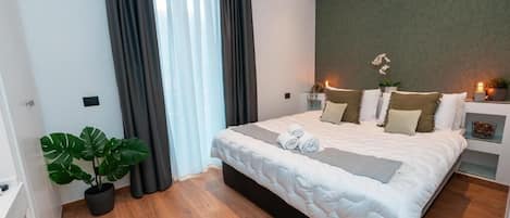Quarto casal superior | Cofres nos quartos, cortinas blackout, quartos à prova de som