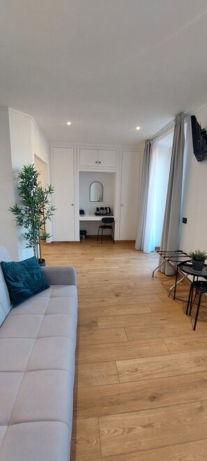 Superior Triple Room | In-room safe, blackout drapes, soundproofing - Casa Palmeri (Rome)