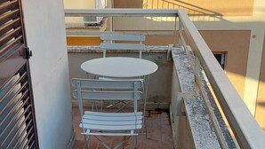 Superior Triple Room | In-room safe, blackout drapes, soundproofing - Casa Palmeri (Rome)