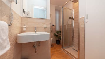 Habitación triple superior | Baño | Ducha, secador de pelo, toallas y jabón