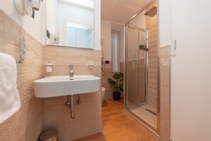 Quarto triplo superior | Banheiro | Chuveiro, secador de cabelo, toalhas de banho, sabonete
