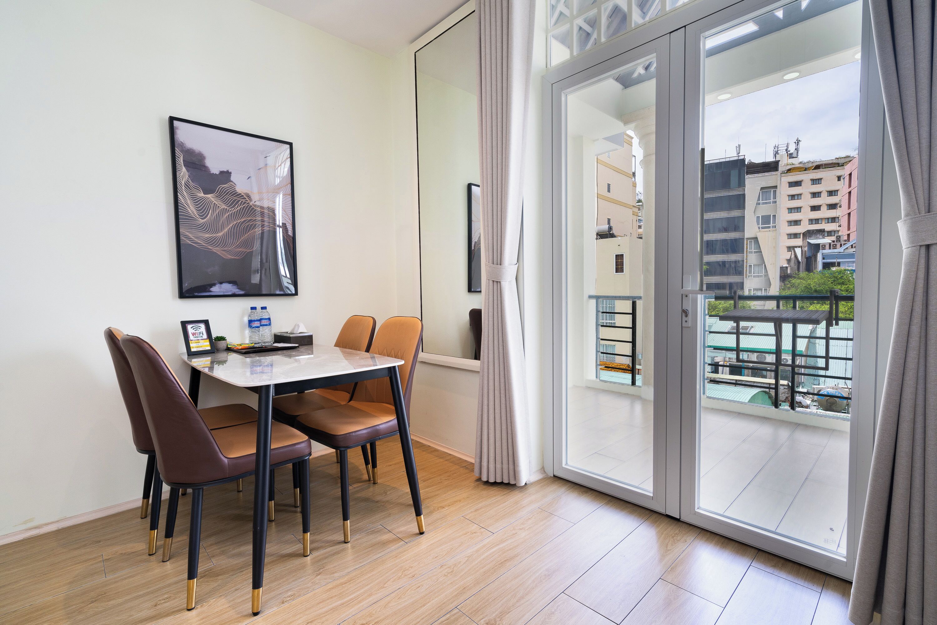 Minibar, escritorio, espacio para trabajar con laptop y wifi gratis 