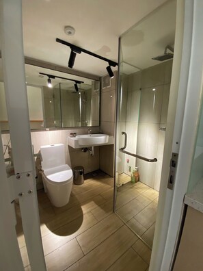 Standard Studio, Balcony, City View | Bathroom | Shower, towels, soap, shampoo