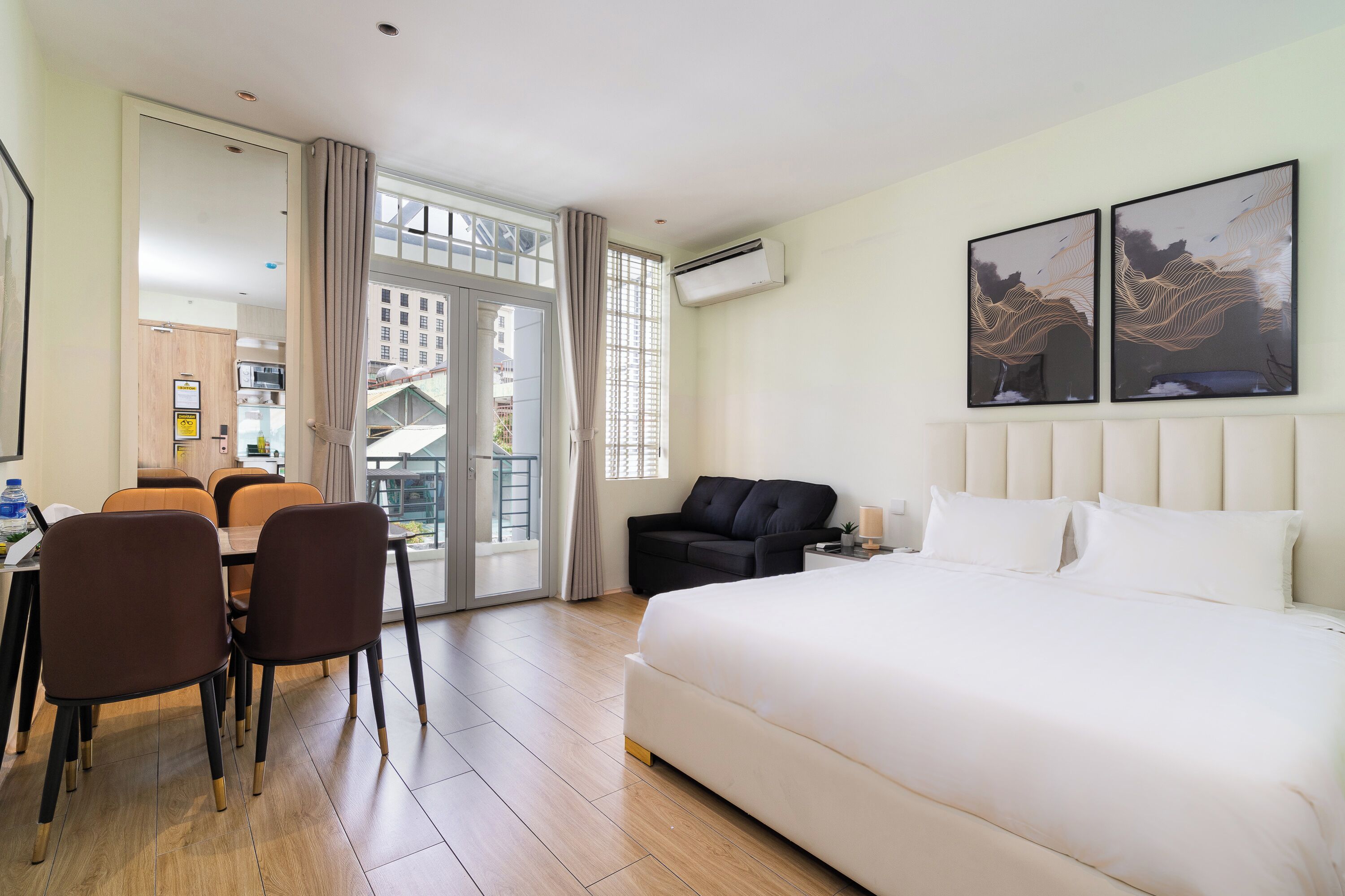 Estudio Deluxe, balcón, vistas a la ciudad | Minibar, escritorio, espacio para trabajar con un portátil y wifi gratis