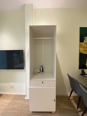 Escritorio, espacio para trabajar con laptop y wifi gratis