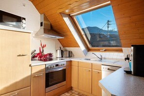 Fridge, microwave, oven, stovetop - Apartment '70 sqm, 2 Bedrooms' with Mountain View, Balcony & Wi-Fi (Simonswald)