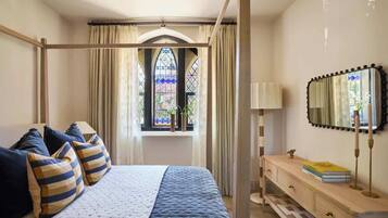 3 habitaciones, tabla de planchar con plancha y cuna de viaje