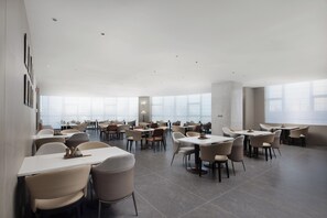 Tägliches Frühstücksbuffet gegen Gebühr
