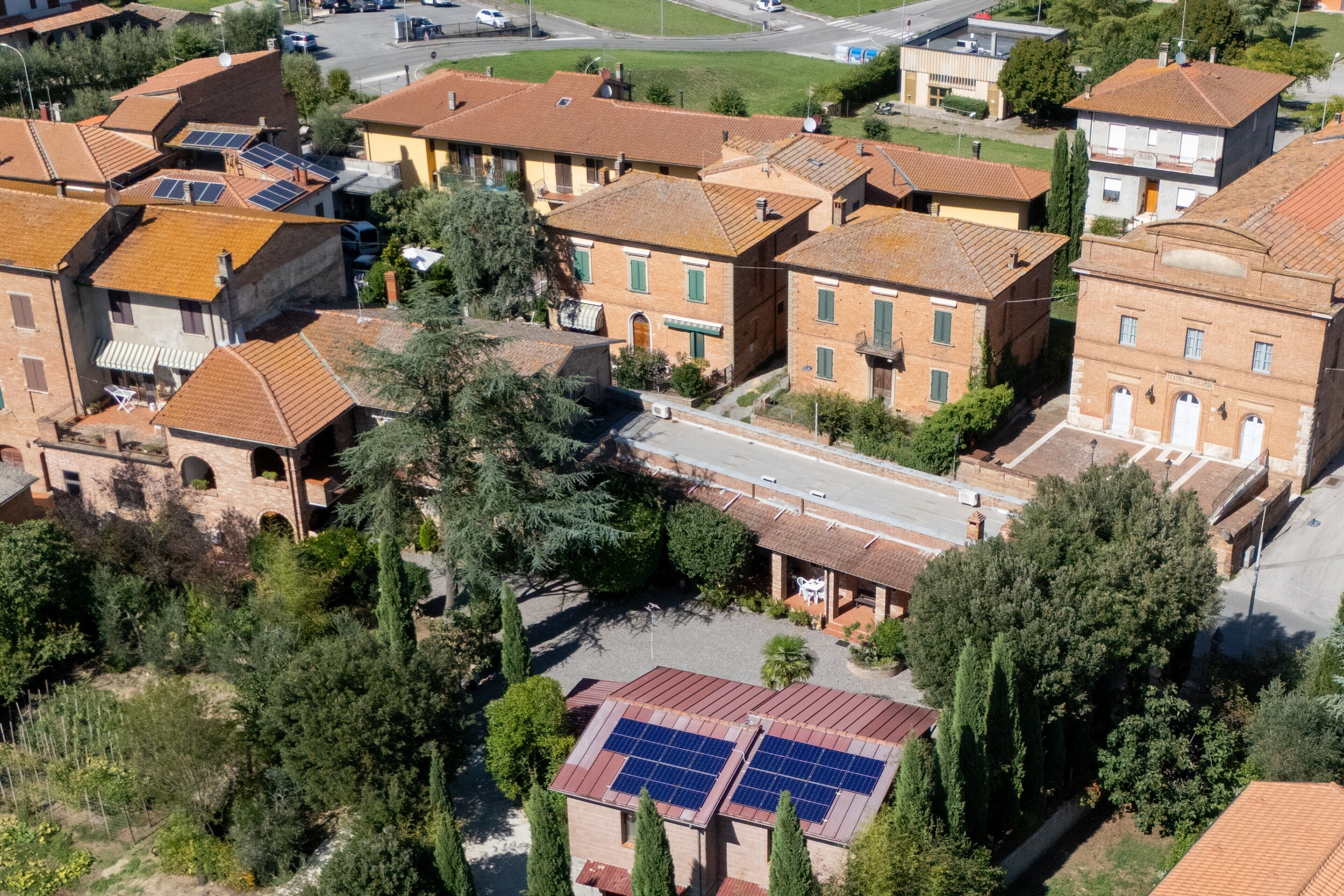 Un quartier résidentiel caractérisé par une architecture traditionnelle, notamment des toits en tuiles de terre cuite et des bâtiments en briques.
