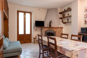 Dining - Apartment 'Casa Isidora' with Mountain View, Wi-Fi and Air Conditioning (Acquaviva)