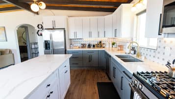 Mikrowelle, Herdplatte, Geschirrspüler, Toaster