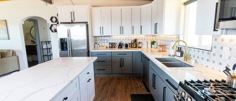 Microondas, placa de cocina, lavavajillas, tostadora