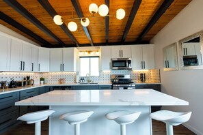 Mikroaaltouuni, liesi, astianpesukone, leivänpaahdin