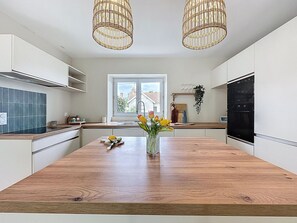 ثلاجة، ميكروويف، فرن، غسالة أطباق