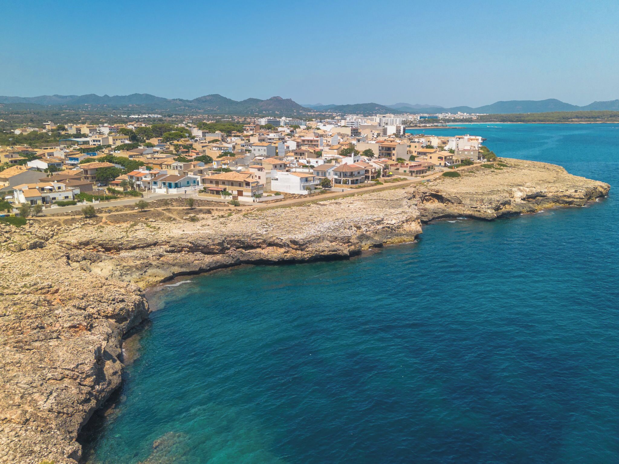 Une ville côtière avec des bâtiments qui bordent le littoral.
