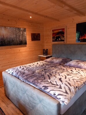 1 slaapkamer, een strijkplank/strijkijzer, gratis wifi, beddengoed