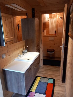 Een douche, een haardroger, handdoeken, zeep