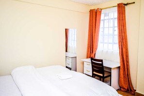 2 habitaciones, tabla de planchar con plancha, internet y ropa de cama 
