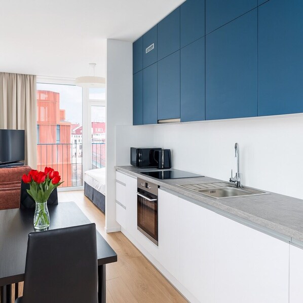 Penthouse Eksklusif, pemandangan kota | Dapur pribadi | Lemari es besar, microwave, oven, dan kompor