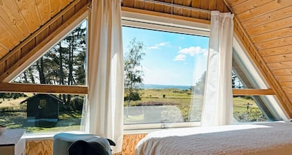 Cozy small holiday home with sea view