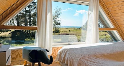 Cozy small holiday home with sea view