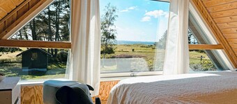 Cozy small holiday home with sea view