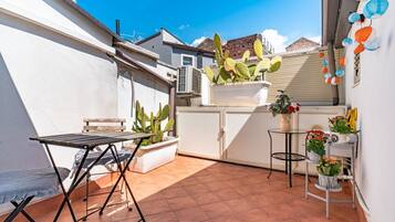 Escritorio, espacio para trabajar con laptop y cortinas blackout