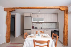 Fridge, oven, stovetop, coffee/tea maker