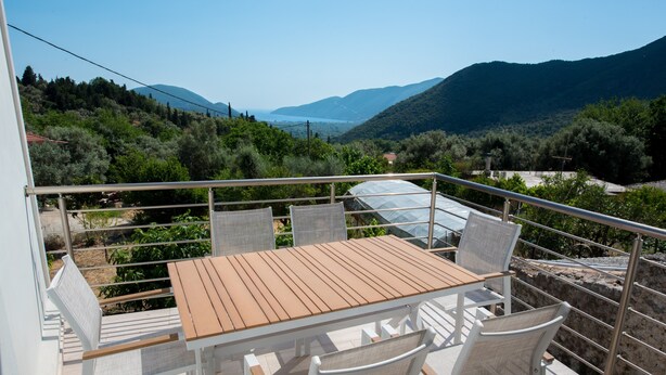 A balcony with a table and chairs, overlooking a mountainous landscape. - Holiday Home 'Lovely' with Balcony, Wi-Fi and Air Conditioning (Sivros)