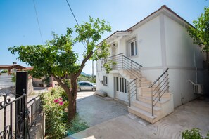 Exterior - Holiday Home 'Lovely' with Balcony, Wi-Fi and Air Conditioning (Sivros)