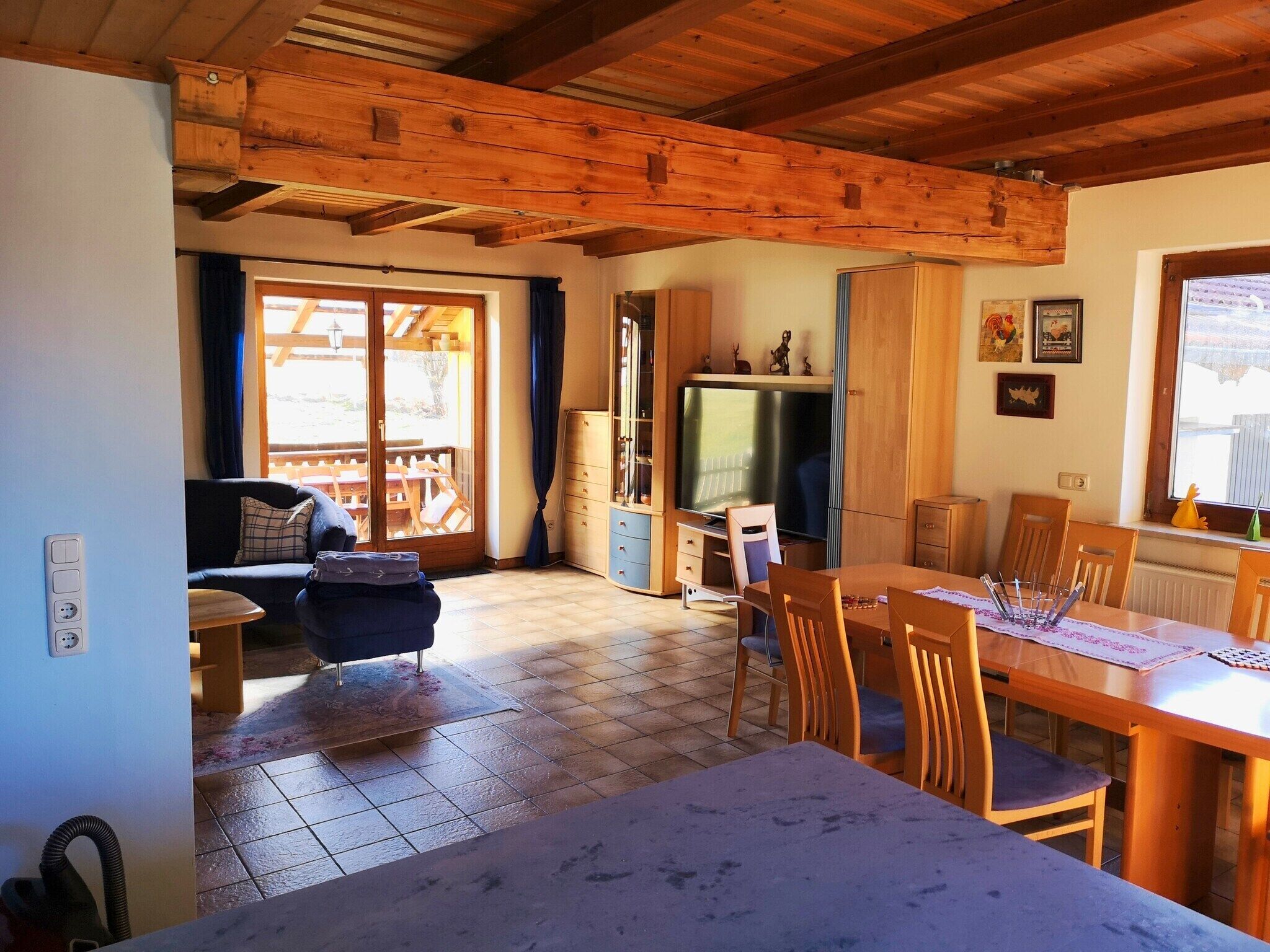 Blick aus der Küche und auf den Fernseher im Wohnzimmer