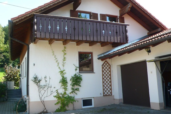 Haus mit Blick auf den Balkon und den Eingang