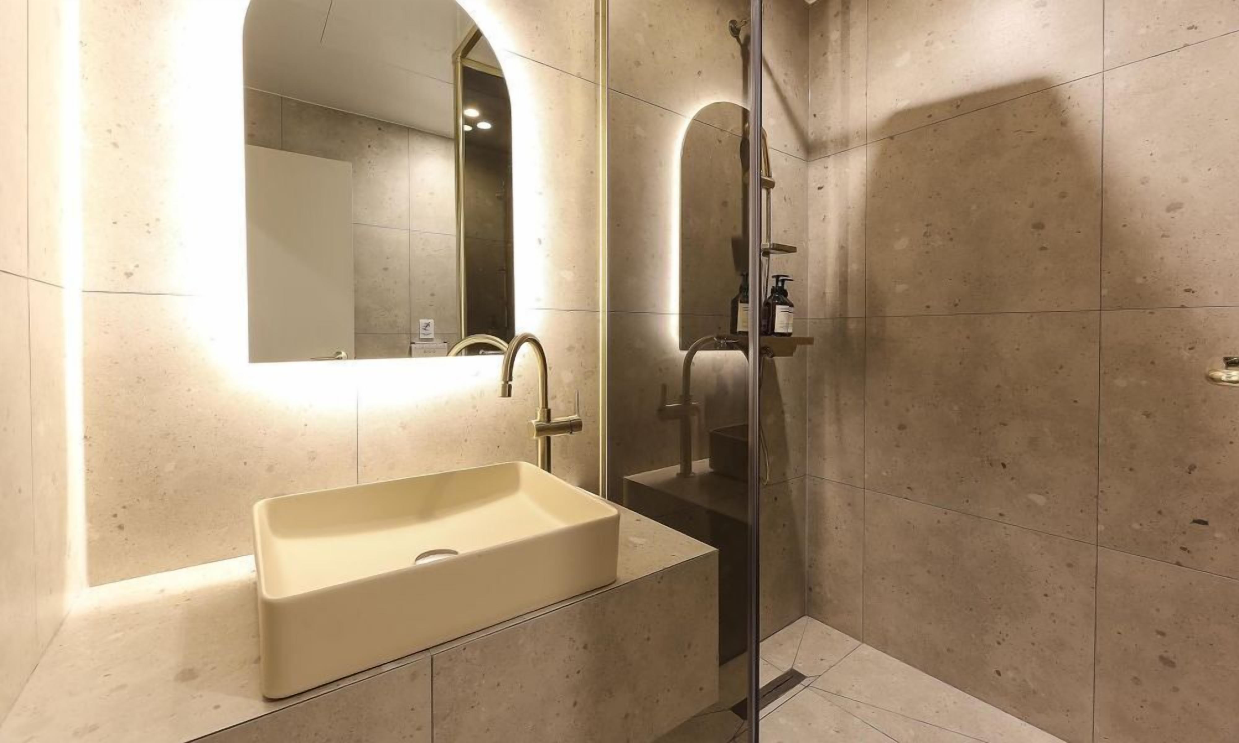 Deluxe King Room | Bathroom | Free toiletries, hair dryer, bathrobes, towels