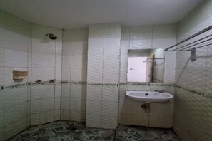 Shower, towels - OYO 90952 Hotel Grand Sirao (Medan)