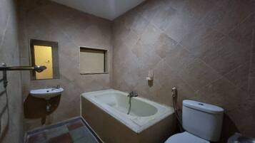 Standard Suite | Bathroom | Shower, towels