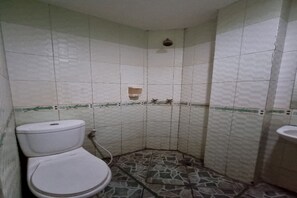Standard Twin Room | Bathroom | Shower, towels