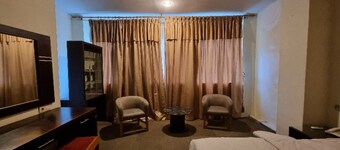 OYO 90952 Hotel Grand Sirao