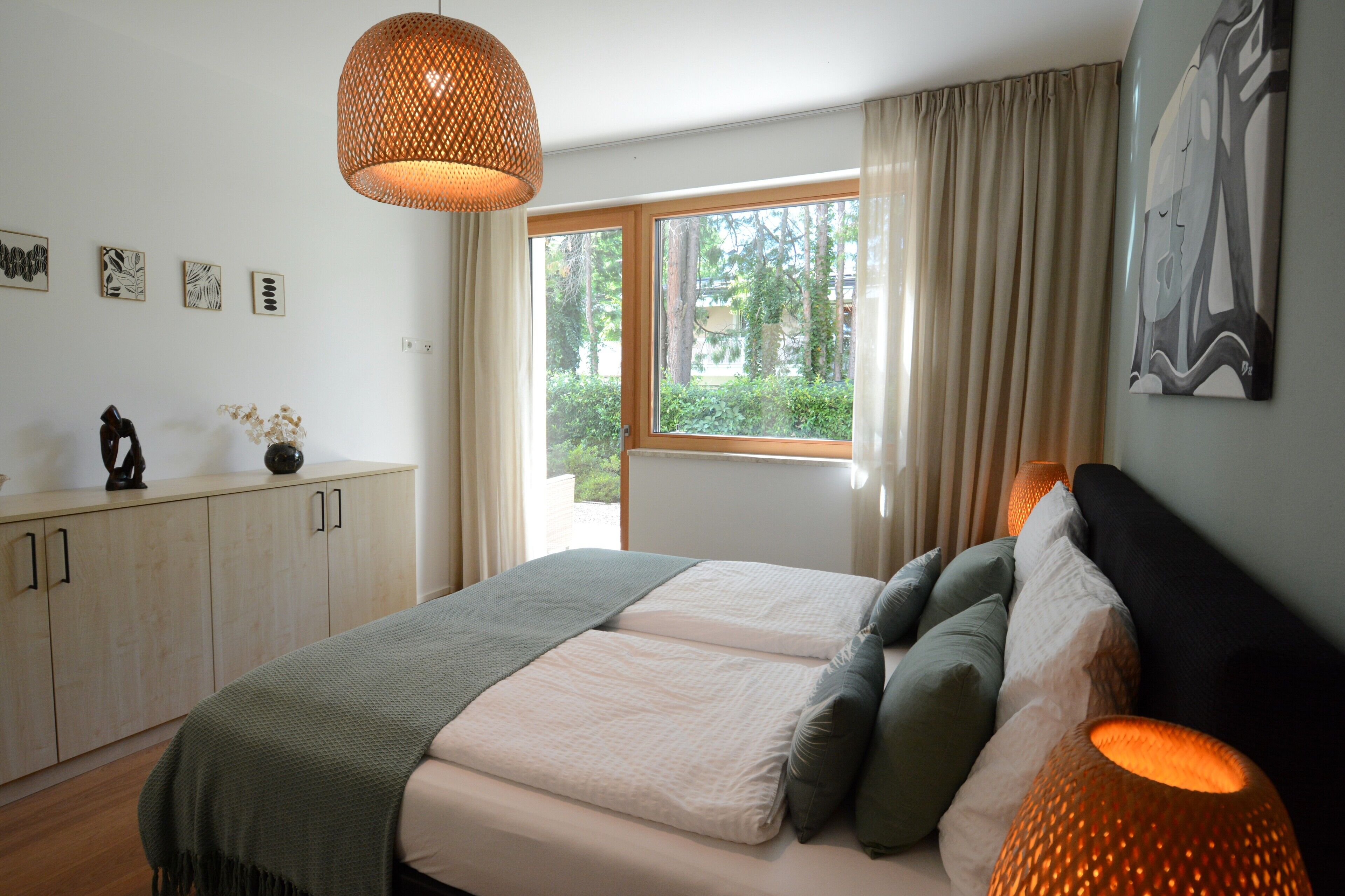 2 Schlafzimmer, Schreibtisch, Bügeleisen/Bügelbrett, Reisekinderbett