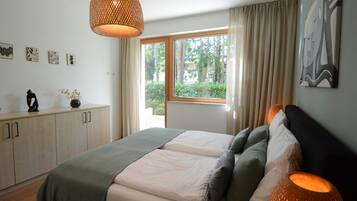 2 Schlafzimmer, Schreibtisch, Bügeleisen/Bügelbrett, Reisekinderbett