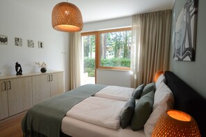 2 makuuhuonetta, työpöytä, silitysrauta/-lauta, vauvan matkasänky