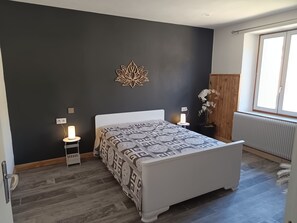 3 habitaciones, tabla de planchar con plancha y cuna de viaje