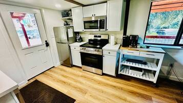 Geladeira, micro-ondas, fogão, cooktop